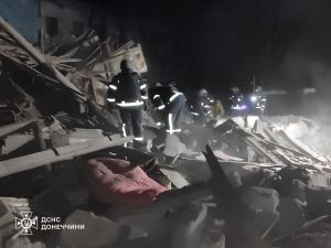 Рятувальники ліквідували наслідки авіаудару по Краматорську: 1 загиблий, 7 постраждалих (фото)