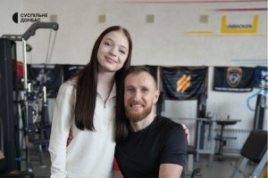 13-річна Яна, яка втратила ноги через удар по Краматорську, бігтиме марафон в Токіо