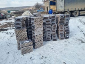 900 тонн паливних брикетів та понад 324 тонни гуманітарної допомоги передали благодійники громадам Донеччини за останній тиждень
