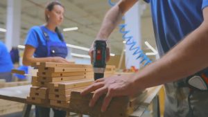 Слов’янцям пропонують роботу з безкоштовним житлом та навчанням від меблевої фабрики