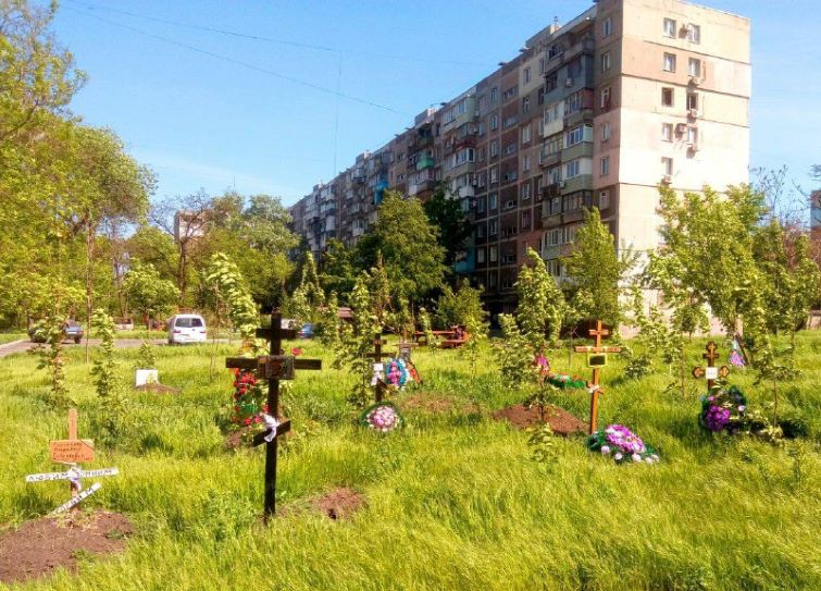 Окупанти контролюють поховання українців в Маріуполі та вимагають додаткові платежі “на армію”