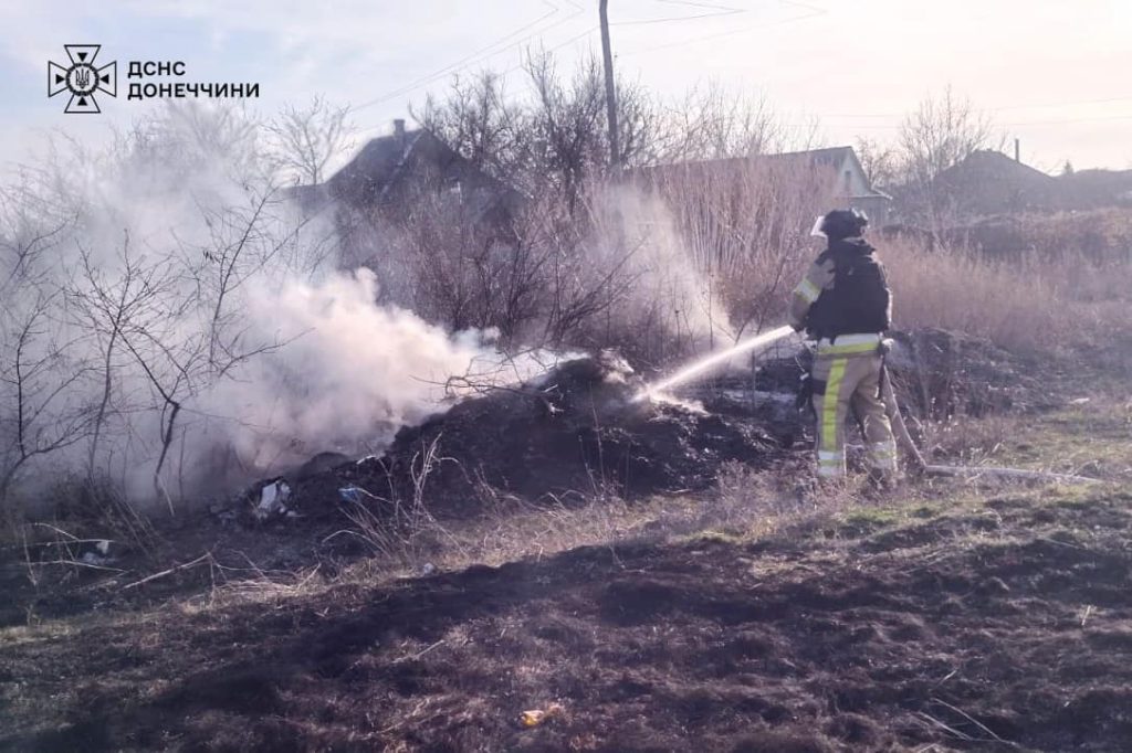 Через підпал сухої трави в Краматорському районі згорів будинок