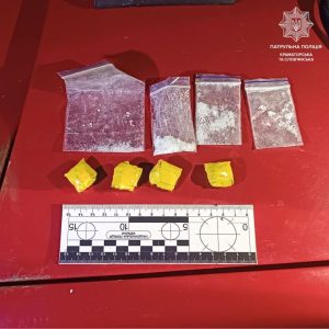 У Словʼянську патрульні зупинили авто, водій якого перевозив наркотики