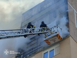 Слов’янськ: рятувальники ліквідували пожежу в 9-поверхівці, одна людина постраждала