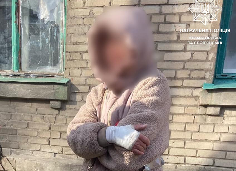 Патрульні у Словʼянську виявили жінку, яка перебувала в розшуку