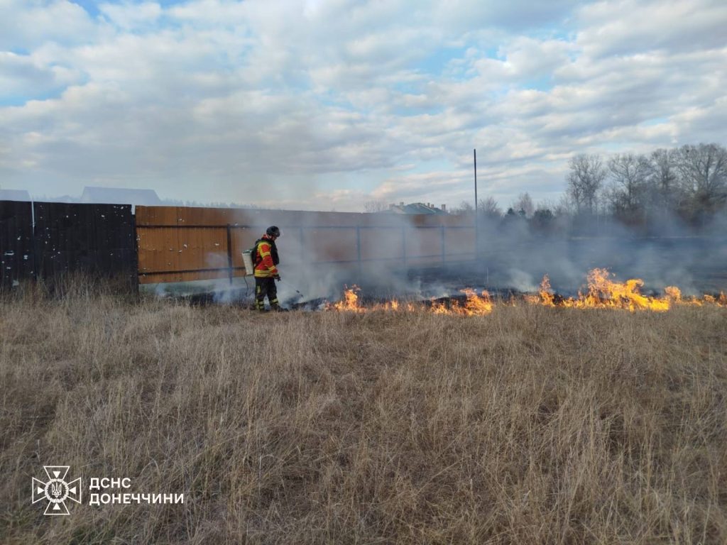 Боротьба з вогнем: надзвичайники ліквідували загоряння на відкритих територіях