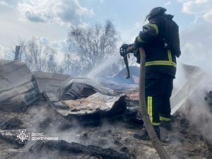 Масштабні пожежі виникли внаслідок обстрілу Малинівки Краматорського району: рятувальники ліквідували загорання під обстрілами