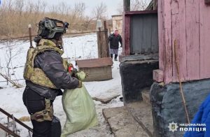 «Білі янголи» евакуювали двох жінок з майже знищеного будинку на Лиманщині (Відео)