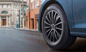 Грижа на колесі: причини і чи можна їздити на пошкодженій покришці
