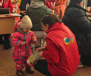 Родини з маленькими дітьми у Слов’янській громаді отримали набори гігієни