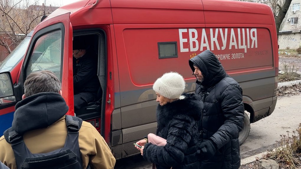 На Донеччині прискорилась евакуація людей: люди почали масово виїжджати з Покровська та Костянтинівки