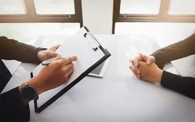 Як жінкам реагувати на непрофесійну поведінку під час співбесіди