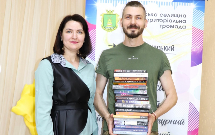 Черкаська громада передала книги «Культурному десанту» та до медичного закладу