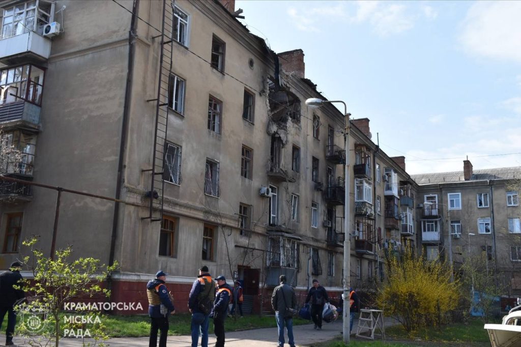 У Краматорську триває ліквідація наслідків російського удару по місту 8 квітня (фото)