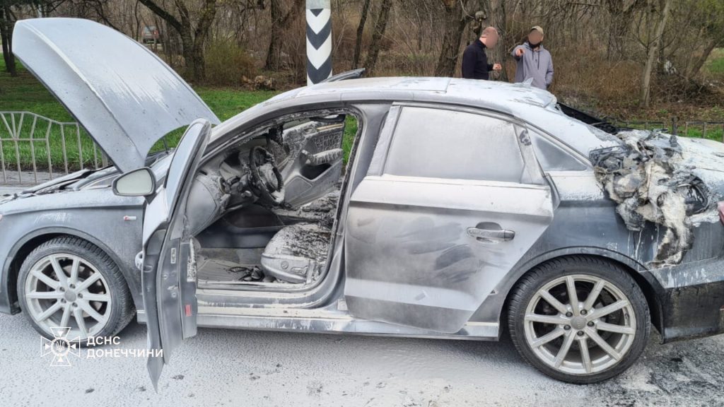 У Краматорську рятувальники ліквідували пожежу в автомобілі (фото)