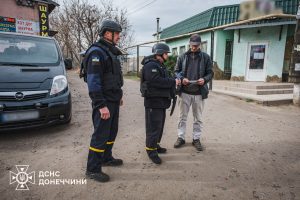 У Черкаському рятувальники провели навчання з мінної безпеки для місцевих мешканців