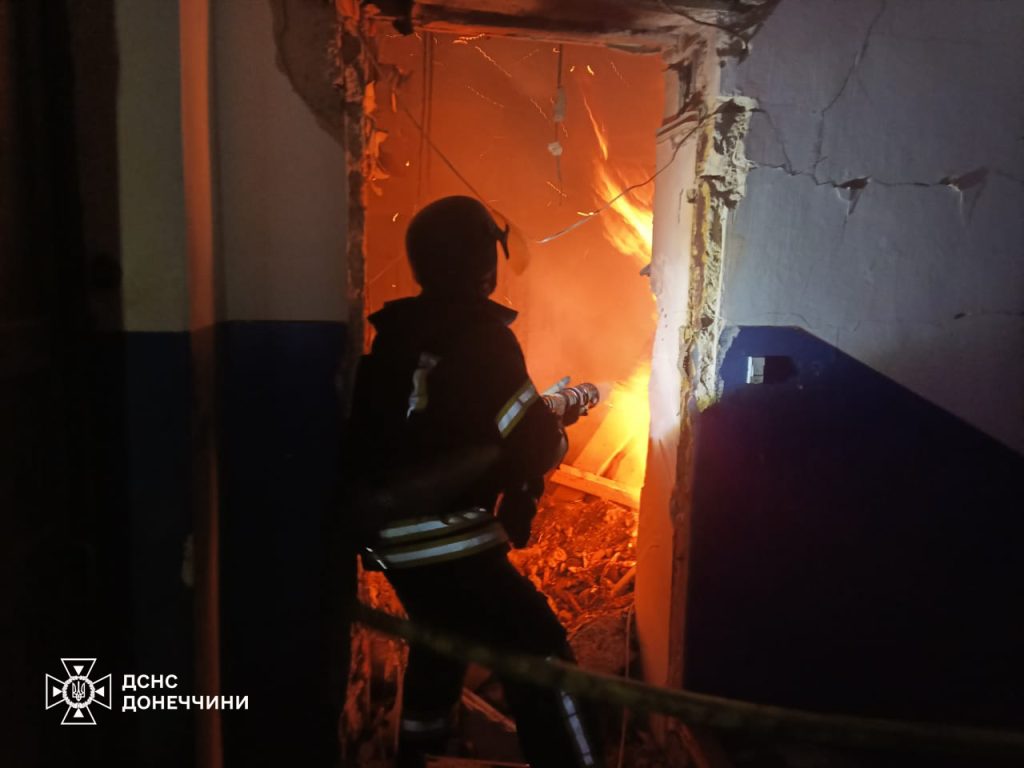 Рятувальники ліквідували наслідки нічного удару по Краматорську (фото)