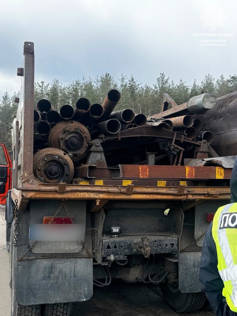 У Краматорському районі зупинили вантажівку з металобрухтом без документів: справою займається поліція