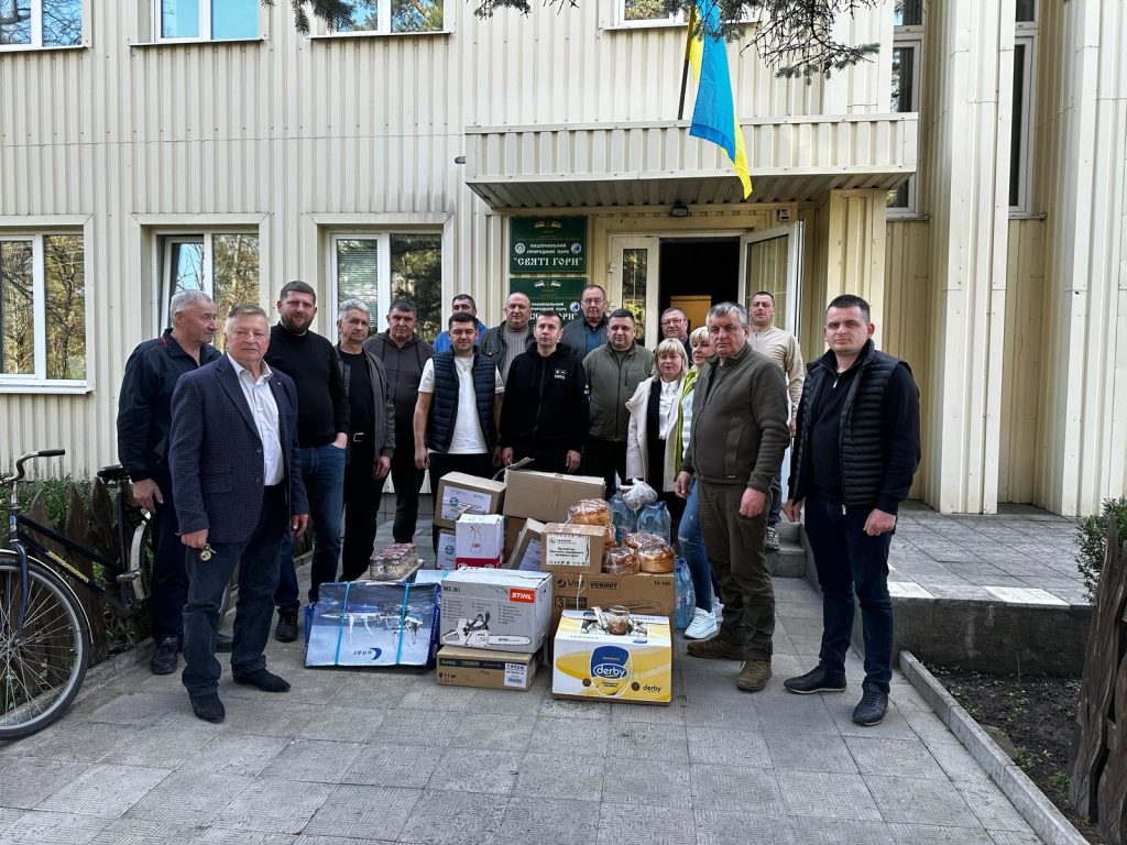 Міндовкілля передало допомогу Святогірському нацпарку, який постійно потерпає від обстрілів