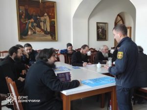 У Слов’янську рятувальники провели інструктаж для священників напередодні Великодня