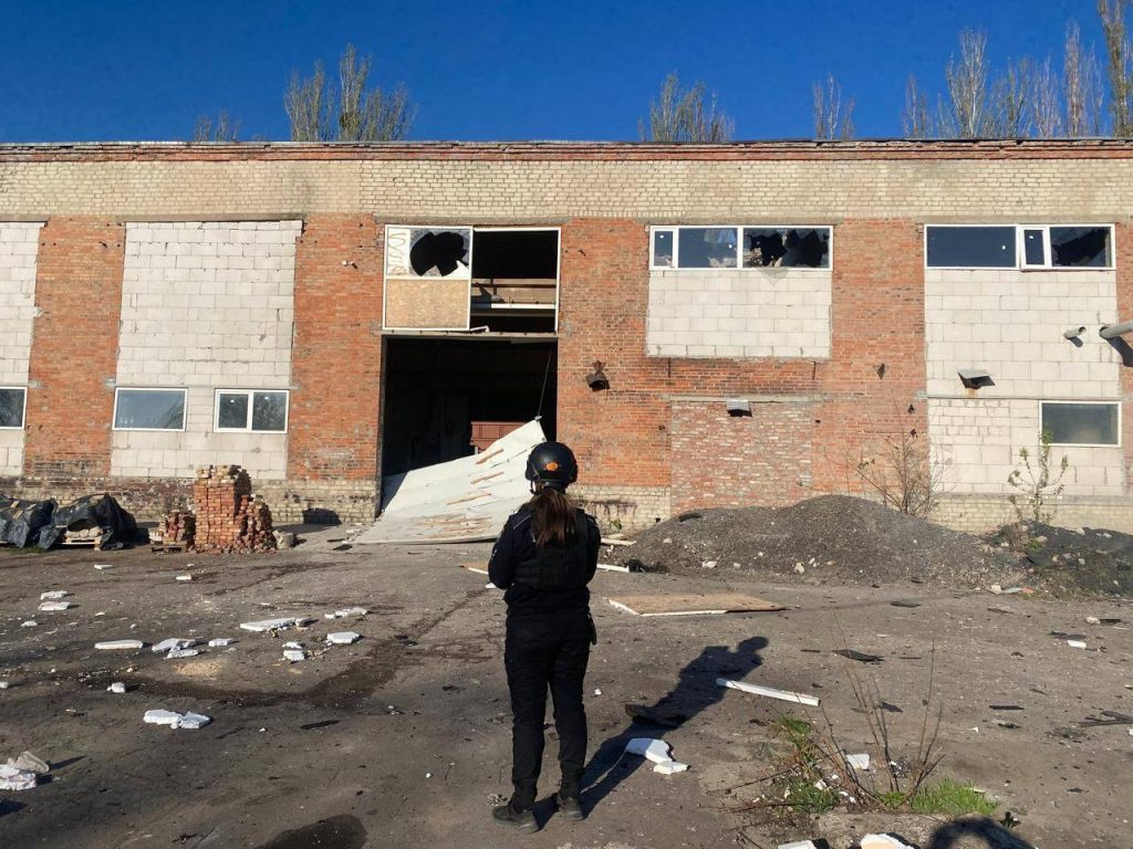 У Слов’янську пошкоджено 4-поверхівку, склад і 3 автомобілі. Оперативна ситуація по області станом на ранок 19 квітня