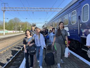 Діти зі Святогірської громади на Донеччині вирушили у подорож до Тернопільщини в межах проєкту «Пліч-о-пліч»