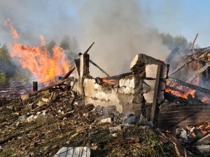 Авіабомба знищила родину у Лиманській громаді: загинули батько і син, поранена 90-річна мати