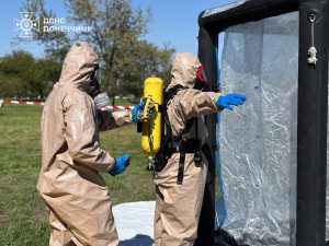 На Донеччині рятувальники відпрацювали дії на випадок хімічної загрози після ДТП