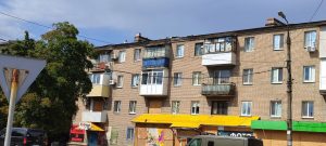 Майже 2,5 млн грн витратять на ремонти дахів пошкоджених обстрілами будинків у Слов’янську