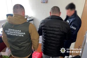 Ексзаступник командира військової частини на Донеччині та його підлеглий викрали майже 3 млн грн, змушуючи військових будувати будинок