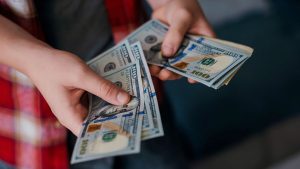 Як тарифи Трампа вплинуть на курс долара та ринки