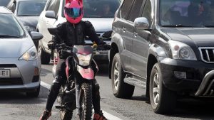 Відтепер водіям мотоциклів і мопедів дозволено рухатися смугами, призначеними для громадського транспорту