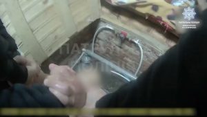 У Краматорську врятували чоловіка, який застряг у водопровідній ямі