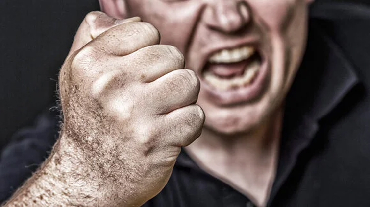 У Слов’янську чоловік бив співмешканку та її дочку 