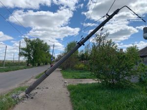 У Краматорську розшукують водія, який скоїв наїхав на опору та втік з місця події