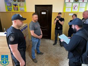 На Донеччині затримали двох чоловіків, які за $20 тисяч виготовляли фіктивні документи для виїзду за кордон