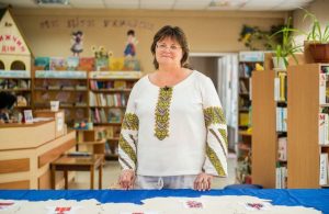 Переселенка з Донеччини створює вишиванки для немовлят під час війни