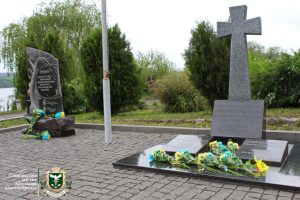 У Слов’янську вшанували памʼять загиблих у Другій світовій та сучасній війні: квіти, мовчання і подяка героям