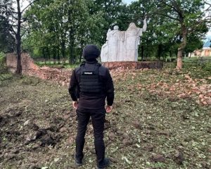 Сім авіаударів по Костянтинівці: пошкоджені церква та братська могила часів Другої світової війни