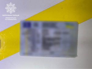 У Слов’янську патрульні виявили у мотоцикліста документ із ознаками підробки — викликали слідчих