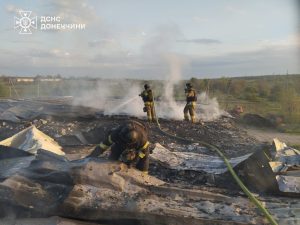 У Слов’янську горіло сміття після обстрілу: рятувальники ліквідовують наслідки атак по всій Донеччині