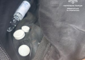 У Краматорську патрульні виявили двох чоловіків із ймовірними наркотиками — один носив метадон у баночці, інший — у зіп-пакеті