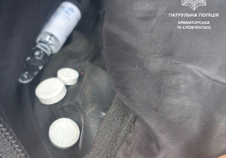 У Краматорську патрульні виявили двох чоловіків із ймовірними наркотиками — один носив метадон у баночці, інший — у зіп-пакеті