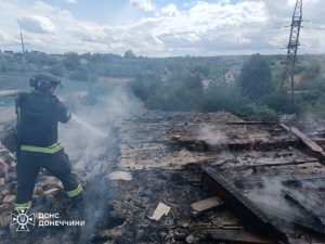 Дві пожежі, які виникли внаслідок обстрілів, ліквідували вчора рятувальники Донеччини