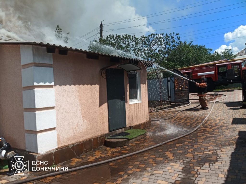 У Миколаївці рятувальники зупинили пожежу й врятували житло від масштабного знищення