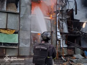 Де і що горіло: рятувальники ліквідовували наслідки обстрілів у Дружківці, Білицькому, Костянтинівці, Яровій та Миколаївці