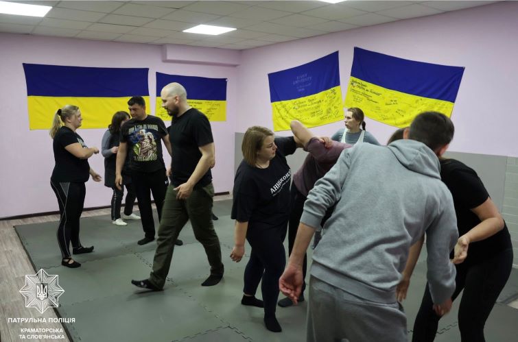 У Слов’янську поліцейські провели серію занять із самооборони для працівників Сіверсько-Донецького басейнового управління водних ресурсів