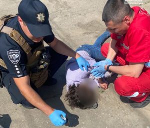 Краматорські патрульні допомогли непритомній жінці на вулиці