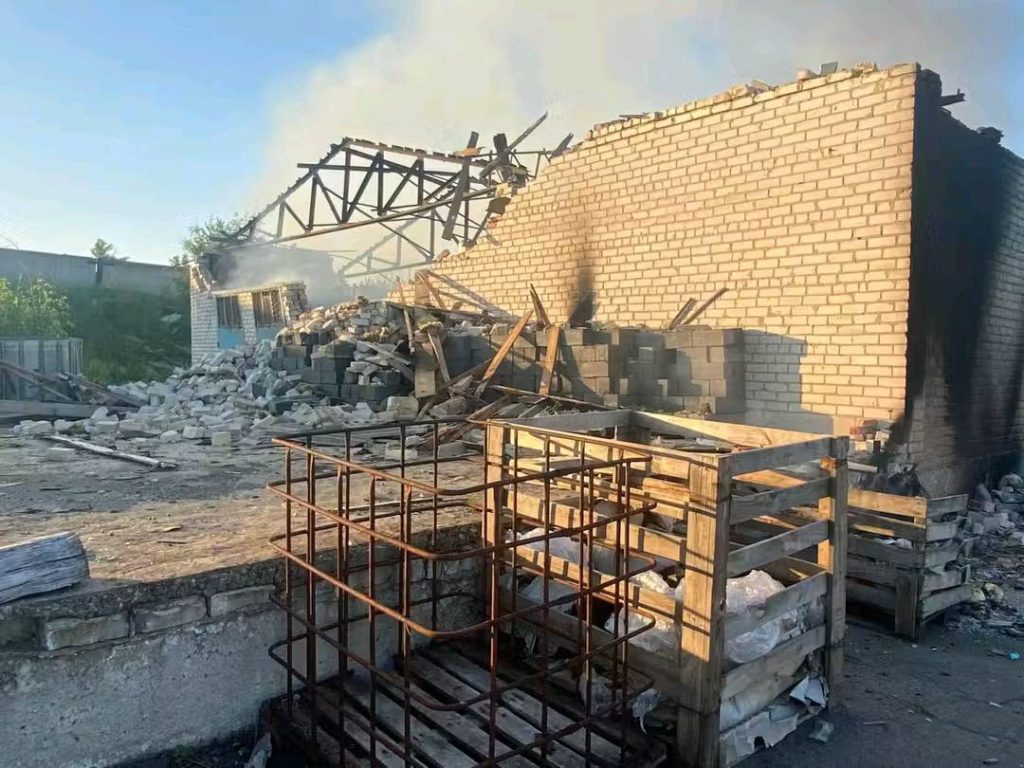 У Слов’янську пошкоджено 2 склади, 6 гаражів, промисловий цех і вантажівку.  Оперативна ситуація по області станом на ранок 25 травня