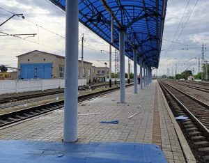 Слов’янськ під обстрілом: ворог пошкодив вокзал та скло в електропоїзді